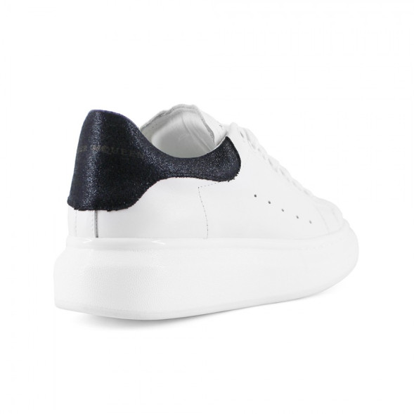 Женские кроссовки Alexander McQueen Luxe Monochrome Suede